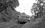 In Grebendorf, Strecke (Treffurt-) Wanfried - Eschwege, wartet der Zugbegleiter verständnisvoll, bis der Fotograf sein Abschiedsfoto im Kasten hat (Mai 1981).