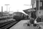 Eine 798-Garnitur legt im Frühjahr 1978 einen kurzen Halt in Hilchenbach ein, bevor es über die zur Dampflokzeit berüchtigte Rampe Hilchenbach-Lützel nach Erndtebrück