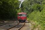 Nachschuss auf 798 729-0, der sich am 07.08.2021 in Kalenborn auf den Weg hinunter nach Linz am Rhein macht