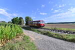 In Siegelsbach in der Steigung zum Bahnhof fahrend ist der Rote Flitzer am Sonntag den 5.9.2021 zusehen.