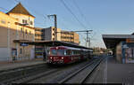 Ende Juli ging der  Rote Flitzer  mal wieder auf Tour. Nach der Bereitstellung von Kornwestheim nach Bietigheim-Bissingen hat das DB-VT-98-Trio mit 998 554-9, 998 417-9 und 798 469-2 seine Fahrt nach Konstanz angetreten und lässt im Bahnhof Ludwigsburg auf Gleis 4 Fahrgäste zusteigen. Wegen Bauarbeiten auf der Gäubahn erstreckte sich die Sonderfahrt über Tübingen.

🧰 Förderverein Schienenbus e.V. | DNV-Touristik GmbH
🚝 DPE 76473 Bietigheim-Bissingen–Konstanz
🕓 31.7.2021 | 6:40 Uhr