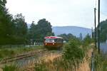 Um 2005 brummt ein VT 98 der Oleftalbahn seinem nächsten Ziel Gemünd entgegen