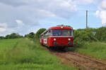 798 309-0 und 789 308-2 der Angelner Dampfeisenbahn sind auf dem Weg von Süderbrarup nach Kappeln, hier bei Rabenkirchen.