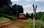 Eine der hübschesten Nebenbahnen mit Uerdinger Schienenbussen war die DB-Nebenbahn Traben-Trarbach-Bullay, so hier auch am 23.08.1985, als sich der Zug schon in der Nähe von Traben-Trarbach befand. 