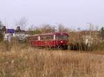 Der Uerdinger-Schienenbus der Anhaltischen Bahn Gesellschaft taucht auf der Fahrt nach Wrlitz in das Dickicht hinter dem Dessauer Hauptbahnhofes ein, aufgenommen am 1.4.2002.