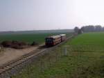 Der DWE-Schienenbus bei voller Fahrt, aufgenommen kurz hinter Dessau-Adria.