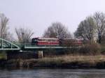 Der Schienenbus hat auf der Fahrt nach Wrlitz soeben die Muldbrcke bei Dessau hinter sich gelassen.