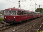 Er tauchte aus dem nichts, um 10:30 Uhr passierte dieser 4-er Schienenbusgespann Witten Hbf.