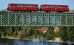 Nostalgisches auf der Jubilarin. 150 Jahre Waldshut–Turgi, da musste schon Traditionelles die Verbindung über den Rhein bis Koblenz herstellen. Der Schienenbus des DDM hatte extra eine weite Anreise gemacht, um der ältesten Brücke über den Rhein die Ehre zu erweisen. Da musste auch mal der Schnitt die nunmehr neuen Fahrleitungen verdängen. (23. August 2009)