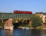 Nostalgisches auf der Jubilarin. 150 Jahre Waldshut–Turgi, da musste schon Traditionelles die Verbindung ber den Rhein bis Koblenz herstellen. Der Schienenbus des DDM hatte extra eine weite Anreise gemacht, um der ltesten Brcke ber den Rhein die Ehre zu erweisen. Einige Minuten spter auf der Rckfahrt. Die Szene nun etwas kompletter: Blick von der Straenbrcke auf die Schweizer Seite der alten Konstuktion. (23. August 2009)
