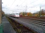 Alt und neu nebeneinander,der Schienenbuss 796 690-6(rechts) und der ICE (links)im Hbf Solingen.Aufgenommen zum Brckenfest,am 25.10.09 