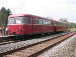 BR 795, VT 95 mit Beiwagen im Bahnhof Ulmen, anlsslich des Bahnhofsfestes am 26.04.2008 bei herlichem Sonnenschein.