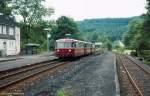 Ein 798 fhrt in den Bf Binolen (Hnnetalbahn) ein.ca.1981