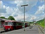 Im idyllischen Bahnhof von Daun an der Eifelquerbahn wartet am 06.06.10 der Uerdinger Schienenbus 796 784-7 auf die Abfahrt nach Kaisersesch, whrend am Himmel die ersten Vorboten des nahenden