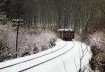 Bei Wilhelmdorf rollt ein VT998 durch den winterlichen Taunus nach Usingen; auf der Steigung waren bei Nsse und Laub die Schienenbusse nahe ihrer Leistungsgrenze.