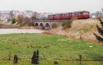 Der Sonderzug der Nrnberger Eisenbahnfreunde am 16.4.94 auf der Wrnitzbrcke zwischen Hainsfarth und Oettingen. (Blick nach Nordosten)