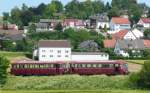 Der Ort Hainsfarth liegt am Hang stlich von Bahn, Bundesstrae und Fluss.