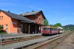 Schienenbus (VT 98) 798 818-1 (der Pfalzbahn) mit Beiwagen (VB98) 998 880-9 steht Abfahrtbereit am 08.05.2011 im Bahnhof Herdorf.