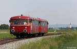 Motorwagen VT 798 706-8 + Steuerwagen 998 840-3 der Passauer Eisenbahnfreunde befhrt im Rahmen des Sonderzugprogrammes „Mit dem Schienenbus von Mnchen nach Passau“ der IBSE (