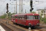 Ein unbekannter VT 98 der Ruhrtalbahn als zweiter Teil hinter dem 796 796 am 28.4.12 beim verlassen des Essener Hbf.