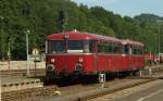 998 863 und 798 670 kommen als VEB 8 vom Gerolsteiner Lokschuppen in den Bahnhof Gerolstein gefahren, um nach dem Einsammeln einiger Anschlussreisenden zugleich nach Kaisersesch weiter zu fahren.