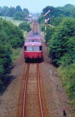 Schienenbus aus Wetzlar bei Einfahrt in Grvenwiesbach, 1.