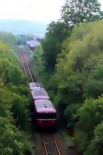 Schienenbus Richtung Grvenwiesbach nach Ausfahrt aus dem Hasselborner Tunnel - im Hintergrund die ehemaligen Saarwerke (verfremdetes Foto, 1.