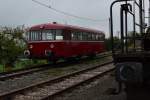 Der VB 998 880-8 steht in Hffenhardt im Bahnhof abgestellt.