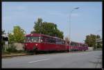 Der 3-teilige Schienenbus der Historischen Eisenbahn Mannheim ist während einer Hafenrundfahrt im Mannheimer Industrie- und Hafengebiet unterwegs.