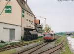 Blick nach Westen in Burgebrach am 21.5.95: Der aus Ebrach kommende Schienenbus fuhr am imposanten BayWa-Lagerhaus vorbei.