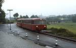 Auf dem Weg von Floß nach Weiden verläßt eine 798/998-Garnitur am 15.07.1985 den Keilbahnhof Neustadt/Waldnaab und wird gleich in die Hauptstrecke einfädeln