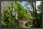 Am 01.06.2014 überquert eine Schienenbusgarnitur der Eifelbahn Verkehrsgesellschaft die Brücke über der B515 und fährt gleich in den Uhu-Tunnel.