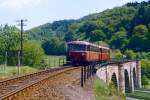 Am heute abgerissenen Scheldeviadukt begegnet uns am 25.05.1987 diese Schienenbuseinheit auf dem Weg nach Dillenburg.