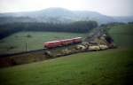 Zwischen Hohenfels und Pelm ist ein 798 mit zwei 998 im Schlepp bei strömenden Regen und leider grenzwertigen Lichtverhältnissen im Frühjahr 1988 auf der Eifelquerbahn unterwegs