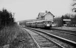 Am letzten Tag des DB-Personenverkehrs auf der KBS 602 von Mayen nach Gerolstein hält die gut besetzte 798/998/998-Garnitur am 11.01.1991 im Bahnhof Dockweiler-Dreis.