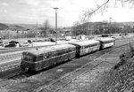 
Die Brexbachtalbahn e.V. machte am 13.03.2016 eine Große Westerwaldrundfahrt (Siershahn – Altenkirchen – Hachenburg – Westerburg – Limburg – Montabaur – Siershahn) mit dem Schienenbus der Baureihe VT798. Hier beim Halt in Westerburg, die Fahrgäste waren zu Besuch im Eisenbahnmuseum.

Die Schienenbusgarnitur bestand (von rechts nach links) aus:
Dem VT 798 818-1 (98 80 0798 818-1 D-PBE), eingestellt von der Pfalzbahn Eisenbahnbetriebsgesellschaft mbH (Eigentümer DB Museum, Nürnberg), ex DB VT 98 9818, Eigentümer ist das DB Museum, Nürnberg. Der Verbrennungstriebwagen wurde 1962 von MAN unter der Fabriknummer 146600 gebaut.

Dem Beiwagen VB 998 250-5 (95 80 0998 250-4 D-PBE) der Pfalzbahn Eisenbahnbetriebsgesellschaft mbH, ex DB VB 98 2250. Der Beiwagen ist ein echter Uerdinger, er wurde 1960 von der Waggonfabrik Uerdingen AG in Krefeld-Uerdingen unter der Fabriknummer 66957 gebaut.

Dem Steuerwagen VS 998 880-9 (95 80 0998 880-8 D-OEF) der Oberhessische Eisenbahnfreunde, DB VS 98 280. Der Steuerwagen wurde 1959 von Waggon- und Maschinenbau GmbH, Donauwörth (WMD) unter der Fabriknummer 1412 gebaut.

Der Motorwagen (VT = Verbrennungstriebwagen) wird von zwei Diesel-Unterflurmotoren des Typs Büssing U 10 der Büssing AG, mit einer Leistung von  je 110 kW (150 PS) angetrieben. Die Leistungsübertagung erfolgt über ZF Sechs-Gang-Getriebe mechanisch auf die Achsen.

Die einzelnen Wagen haben im Laufe ihres Betriebslebens zahllose unterschiedliche Nebenbahnen befahren haben, von denen heute teilweise allenfalls noch ein Bahndamm auszumachen ist.