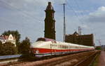 Im Mai 2002 durchfährt ein Sonderzug mit VT 18.16.10 und 07 den Bahnhof Dresden-Mitte