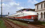 VT 18.16.07 und 10 verlassen mit einem Sonderzug im Mai 2002 den Bahnhof Pirna