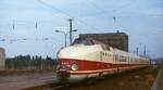 175 003-3 ist im August 1977 als internationaler Schnellzug  Vindobona  unterwegs, hier passiert er den Bahnhof Dresden Mitte.