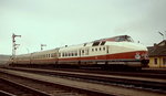 Im April 1975 durchfahren 175 009-0 und 175 010-4 der DR mit dem  Vindobona  von Wien nach Berlin den Bahnhof Schwarzenau/Niederösterreich.