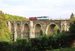 772 312-5 und 972 771-0 (DLr-G 24129) wurden am 27.09.17 von Schwarzenberg nach Adorf überführt. Hier ist die Fuhre auf der Syratalbrücke in Plauen/V. zu sehen.