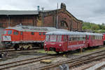 Ferkeltaxen (VS 2.08.260, 772 111-1) und eine  aufgebockte  Ludmilla (232 903-5), so gesehen Ende September 2020 auf dem Gelände des sächsischen Eisenbahnmuseums in Chemnitz-Hilbersdorf