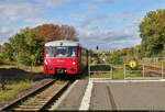 Historisches Eisenbahnwochenende Benndorf–Staßfurt

772 132-6 (772 132-7 | 172 132-3 | DR VT 2.09.232) sowie 772 171-4 (772 171-5 | 172 171-1 | DR VT 2.09.271) warten auf Gleis 3 des Bahnhofs Staßfurt darauf, an den Bahnsteig vorzuziehen, um die Fahrgäste nach Klostermansfeld einsteigen zu lassen. Erst muss die Dampfzug-Garnitur, die zum Staßfurter Lokschuppen pendelte, wegfahren.
Wegen technischer Probleme an der Dampflok 41 1231-4 am Vormittag wurden manche Umläufe geändert. Bis zum Abend gab es Verspätungen, doch das Zugpersonal gab sich allergrößte Mühe, diese einzugrenzen.

🧰 Köstner-Schienenbusreisen
🚝 Zug 31364 Staßfurt–Klostermansfeld [+45]
🕓 1.10.2022 | 15:43 Uhr