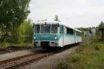 Am ersten Fahrtag der Erzgebirgischen Aussichtsbahn fhrt 772 367-9 mit 772 312-5 im Bahnhof Scheibenberg ein.