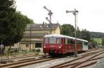 171 056, mit 972 771 und 772 367 der Erzgebirgischen Aussichtsbahn verlassen am 09.07.2011 den Bahnhof Schlettau. Die Flgelsignale sind erst seit kurzem im Betrieb.

