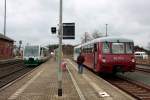 Anschlu an die Zug nach Hof im Bf Schnberg, 972 771+772 155 war als DPE24581 von Schleiz West gekommen und am Nachbarbahnsteig hat soeben VT37 als 81064 den Bf erreicht.