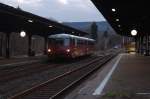 Die am 10.12.2011 pendelden Ferxeltaxen fahren ein letztes Mal aus dem Bahnhof Georgenthal heraus.