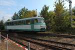 Der Schienenbus der HVLE 771 906-4 verlt am Abend des 08.09.2012 das 9.