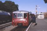 DR Schienenbus der Baureihe 172 im Mai 1992 im Bhf.Dallgow-Dberitz.Man beachte die Netzstrmpfe der Stationsvorsteherin,sind die schon aus dem Westen?(Archiv P.Walter)