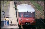 Nebenbahn Szene am Bahnsteig in Haldensleben am 16.09.1990. Um 14.00 Uhr steigen Fahrgäste in die Ferkeltaxe 171024 nach Wefensleben ein.
